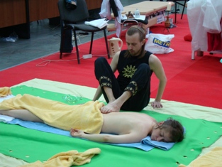 Роман на Чемпионате Москвы показывает сидячий педиальный.jpg