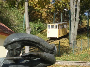 старейший трамвайчик (с 1931 года) тихо ползёт на холм Каунаса....jpg